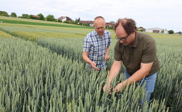 Landwirt Volker Escher (links) mit Julian Zachman vom Landwirtschaftlichen Technologiezentrum: Gemeinsam wollen sie erreichen, d