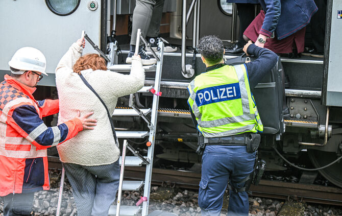 Etwa 50 Menschen waren laut Bundespolizei im Zug.