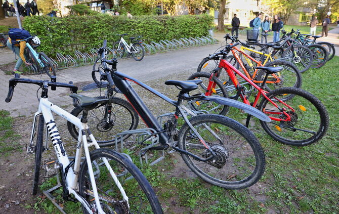 Die Abstellmöglichkeiten für Fahrräder an der Reinhold-Nägele-Realschule (Foto vom April 2026) sind nicht überdacht - und das is