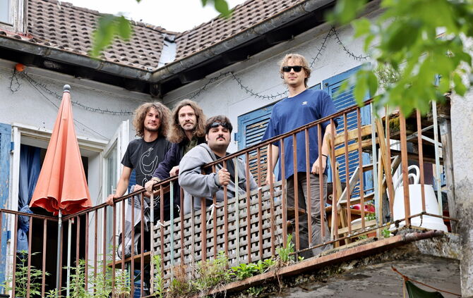 Vom Balkon der "Hammerschlag-WG" haben die Mitglieder der Band "Unter Schock" beste Sicht auf das Festival: Florian Meerwein (vo