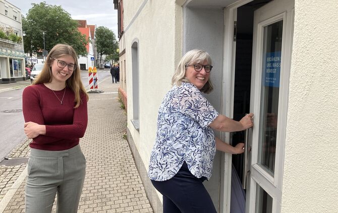 Die sehr peinlich berührte Kernen-Redakteurin Lynn Nagy (links) mit Claudia Schöne-Meyer vom Gebäudemanagement der Gemeinde, die