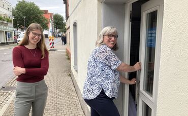 Die sehr peinlich berührte Kernen-Redakteurin Lynn Nagy (links) mit Claudia Schöne-Meyer vom Gebäudemanagement der Gemeinde, die