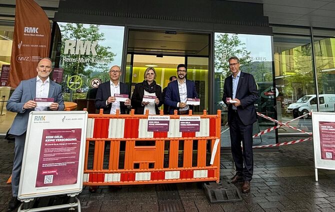 Protest am Winnender Klinik-Eingang (von links): Geschäftsführer André Mertel, Klinikleiter Christian Schliep, die stellvertrete