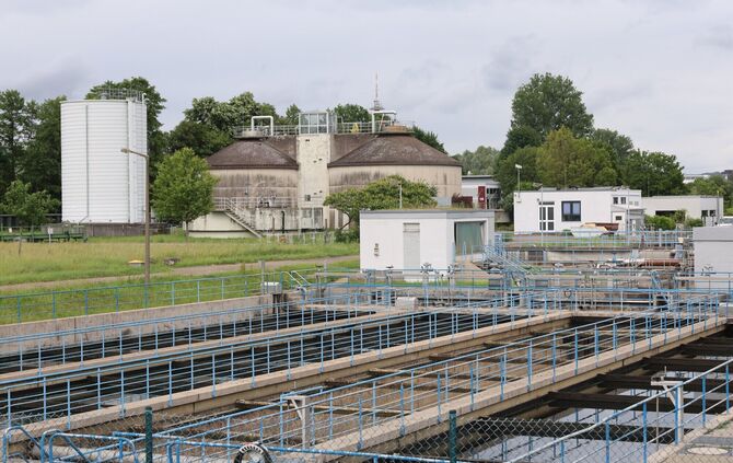 Die beiden rund zwölf Meter hohen, 57 Jahre alten Faultürme auf der Kläranlage sollen durch einen fast 20 Meter hohen ersetzt we
