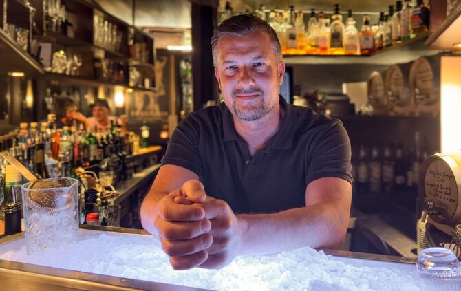 Knud Scheibelt in der "Schwarz-Weiß Bar".