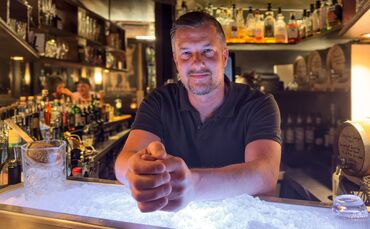 Knud Scheibelt in der "Schwarz-Weiß Bar".