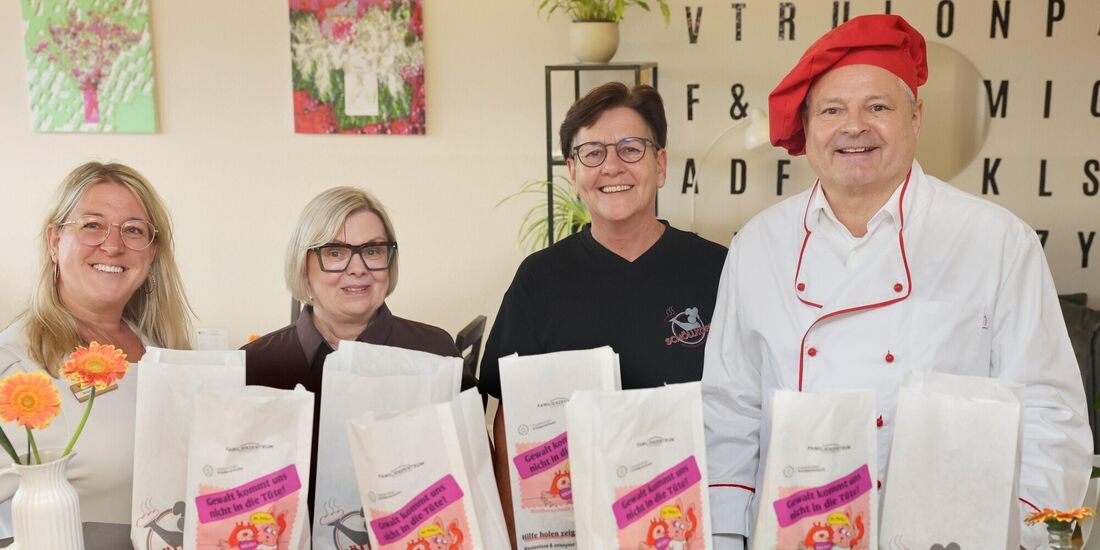 Freude über die Neuauflage der Bäckertüten-Aktion bei Simone Halle-Bosch, Uta Panke, Christine Pahle und Hermann Schöllkopf (von