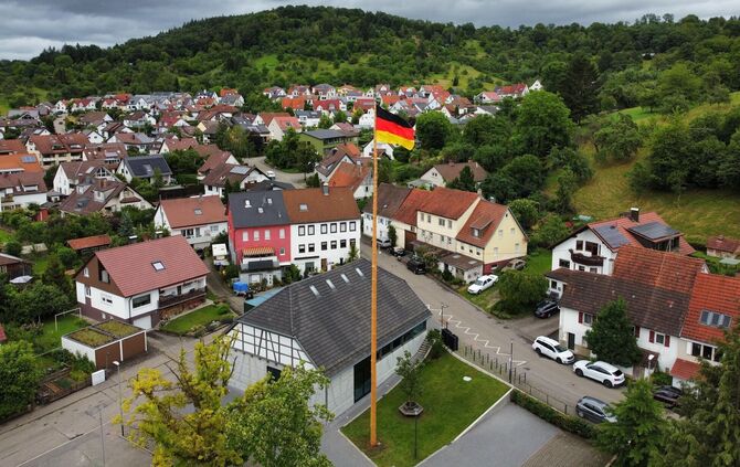 Im Ortskern von Miedelsbach: Erst war es ein Maibaum, jetzt ist es der höchste Fahnenmast Deutschlands – das sagen zumindest die