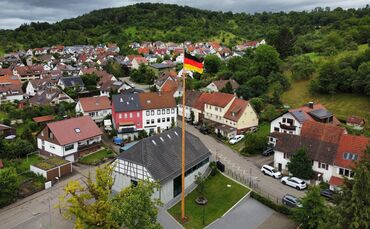 Im Ortskern von Miedelsbach: Erst war es ein Maibaum, jetzt ist es der höchste Fahnenmast Deutschlands – das sagen zumindest die