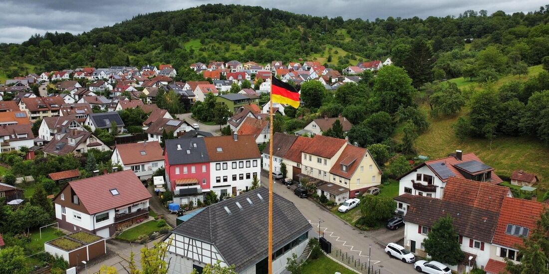 Im Ortskern von Miedelsbach: Erst war es ein Maibaum, jetzt ist es der höchste Fahnenmast Deutschlands – das sagen zumindest die