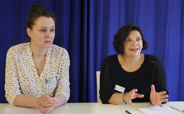 Olga Helfenstein (links) und Susanne Hardt von der Schuldnerberatung des Kreisdiakonieverbands helfen, wenn eine Pfändung das ei