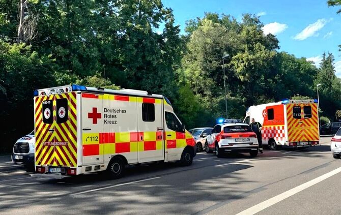 Der Motorradfahrer sowie seine Mitfahrerin wurden durch den Rettungsdienst in ein Krankenhaus gebracht.