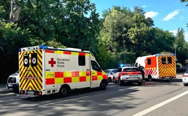 Der Motorradfahrer sowie seine Mitfahrerin wurden durch den Rettungsdienst in ein Krankenhaus gebracht.