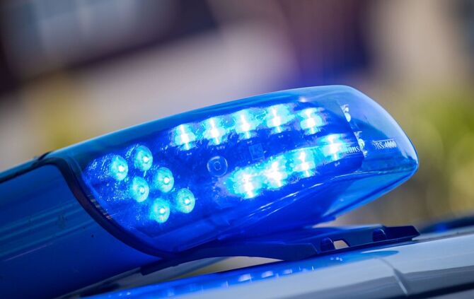 Ein Unbekannter hat ein elfjähriges Mädchen angefahren und ist anschließend geflüchtet. (Symbolbild)