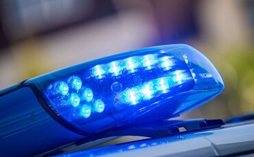 Ein Unbekannter hat ein elfjähriges Mädchen angefahren und ist anschließend geflüchtet. (Symbolbild)