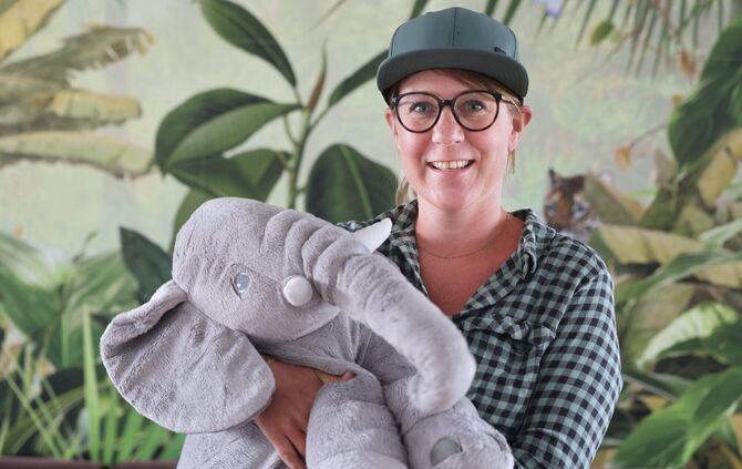 Anna Salem mit Elefant Tilda, ihrem Maskottchen.