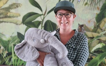 Anna Salem mit Elefant Tilda, ihrem Maskottchen.