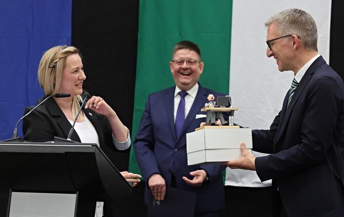 Thomas Bernlöhr (rechts) mit Auerbachs Bürgermeisterin Anja Prietzel
sowie Lukasz Witan aus der polnischen Partnerstadt Milanowe
