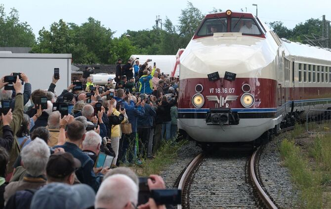 Ankunft des DDR-Prestigezuges VT 18.16 in Radebeul