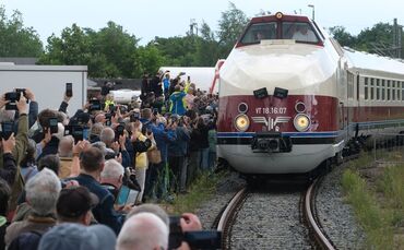 Ankunft des DDR-Prestigezuges VT 18.16 in Radebeul