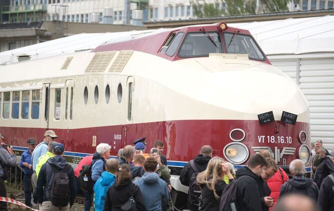 Ankunft des DDR-Prestigezuges VT 18.16 in Radebeul