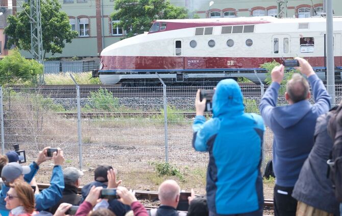 Ankunft des DDR-Prestigezuges VT 18.16 in Radebeul