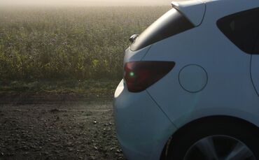 Mit einem Opel Astra ist ein junger Mann aus untergetaucht. Die Leasingfirma hat keinen Cent von ihm gesehen.