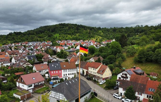 WM 2026 - Fahnenmast Miedelsbach