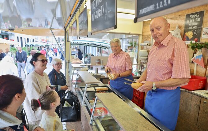 Gudrun und Fritz Goppelt da, wo Winnenden sie kennt: In ihrem legendären Imbissstand auf dem Wochenmarkt.