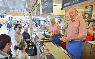 Gudrun und Fritz Goppelt da, wo Winnenden sie kennt: In ihrem legendären Imbissstand auf dem Wochenmarkt.