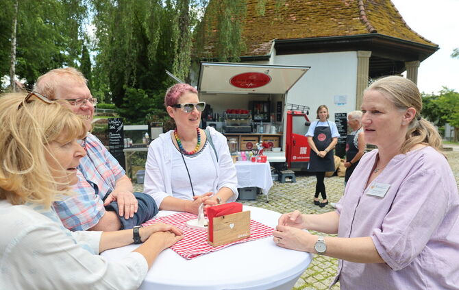 Kirsten Allgayer (rechts) vom Kinder- und Jugendhospizdienst "Sternentraum" auf dem Plüderhäuser Friedhof.