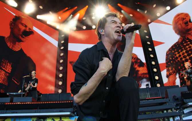 Campino (Andreas Frege) feiert mit seiner Band "Die Toten Hosen" mit 65.000 Fans auf dem Cannstatter Wasen.