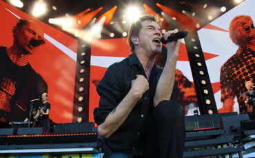 Campino (Andreas Frege) feiert mit seiner Band "Die Toten Hosen" mit 65.000 Fans auf dem Cannstatter Wasen.