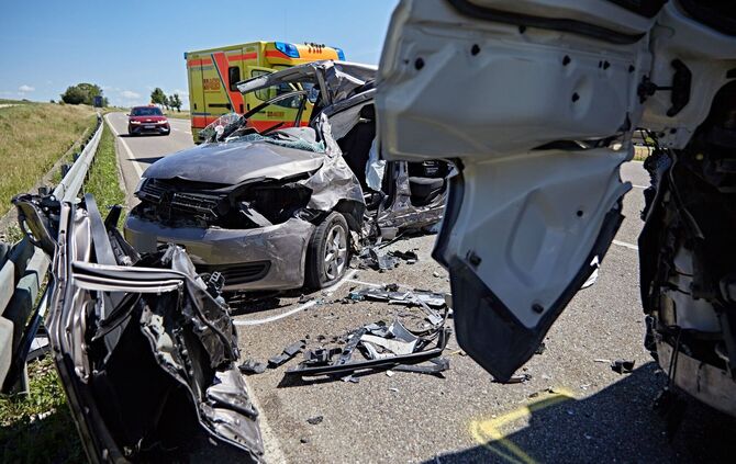 Lastwagen übersehen – 77-Jährige stirbt bei Autounfall