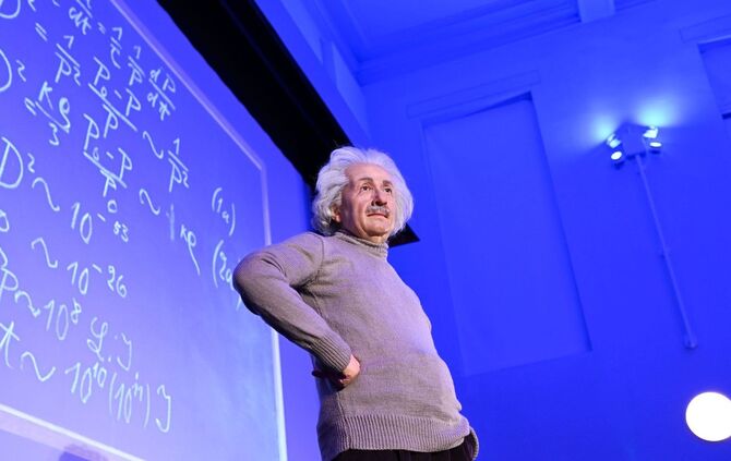 Aufstellung der Wachsfigur von Albert Einstein