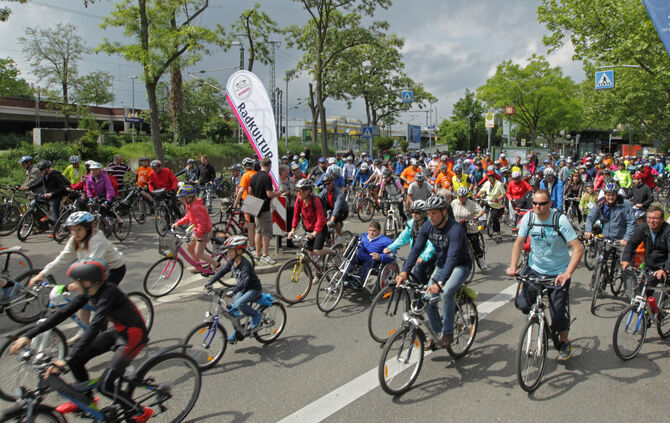 Protest und Fest zugleich: Die Rad-Sternfahrt (hier ein Foto aus dem Jahr 2017 vom Waiblinger Bahnhof).