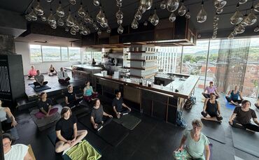 Besondere Atmosphäre in der "VONACHT Location": Vinyasa-Yoga mit Renate Weik.