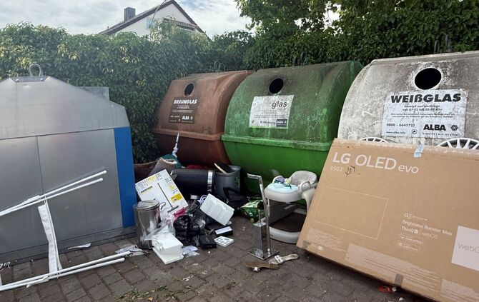 Wer Glas entsorgen wollte, guckte Ende Mai an der Ecke Steinweg/Stöckachstraße in die Röhre. Illegal abgeladener Hausrat versper