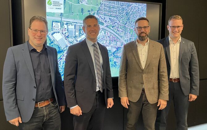 Dr. Dennis Bauer (Firma e-con), Stefan Hein (Dezernent im Landratsamt), Simon Dungs (Firma Dungs) und Bügermeister Marcel Schind