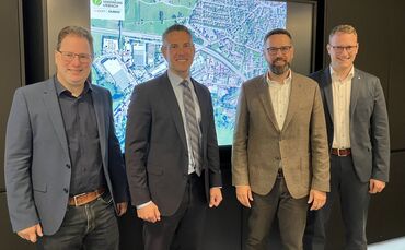 Dr. Dennis Bauer (Firma e-con), Stefan Hein (Dezernent im Landratsamt), Simon Dungs (Firma Dungs) und Bügermeister Marcel Schind