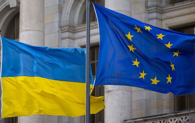 Flaggen der Ukraine und der Europäischen Union