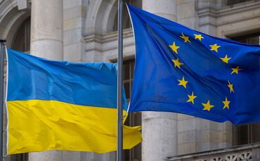 Flaggen der Ukraine und der Europäischen Union