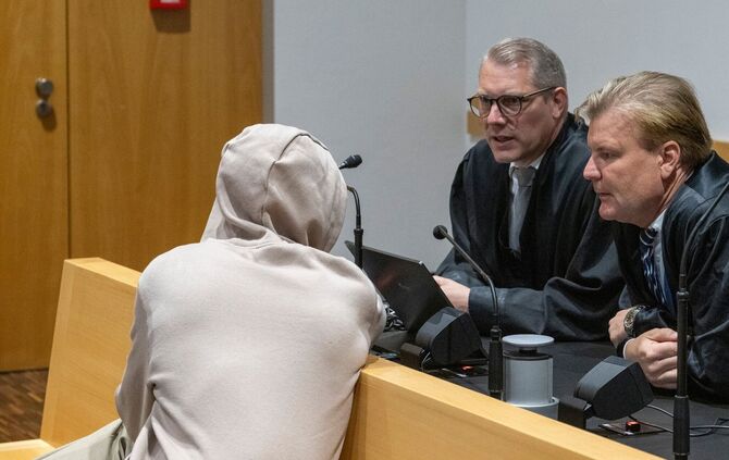 Wegen eines Mordes an einer Mutter mit drei Kindern ist ein 30 Jahre alter Mann, hier mit seinen beiden Verteidigern, zu einer l