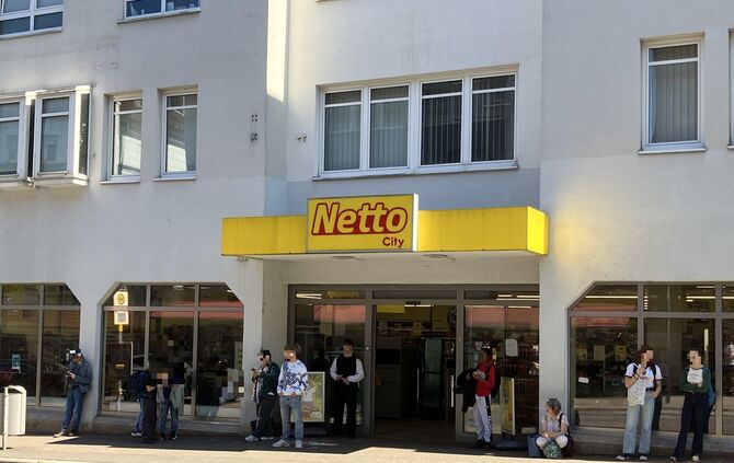 Im Netto in der Bahnhofstraße in Waiblingen hat der Mann zwei Packungen Fischfilet eingesteckt und wurde dabei von Überwachungsk