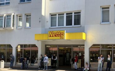 Im Netto in der Bahnhofstraße in Waiblingen hat der Mann zwei Packungen Fischfilet eingesteckt und wurde dabei von Überwachungsk
