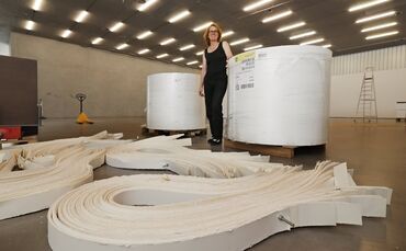 Angela Glajcar will mit viel Material den Raum künstlerisch ausfüllen.