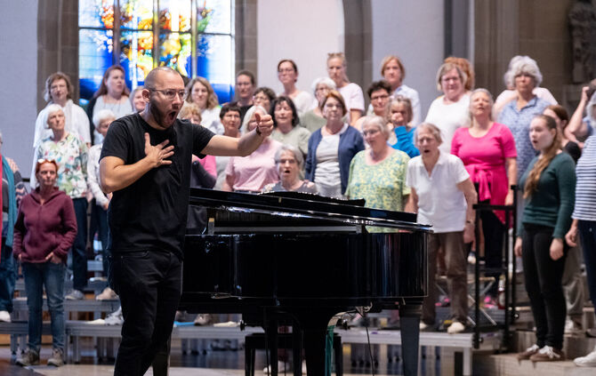 Die Schorndorfer Kantorei probt für die Aufführung der "Schöpfung" von Haydn unter der Leitung von Julian Handlos. Rund 100 Säng