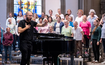 Die Schorndorfer Kantorei probt für die Aufführung der "Schöpfung" von Haydn unter der Leitung von Julian Handlos. Rund 100 Säng