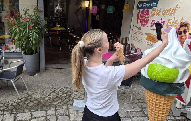 Einer von zwölf Stationen: Der Insta-Fotospot bei der "Sahra Eisdiele" in der Gottlieb-Daimler-Straße.