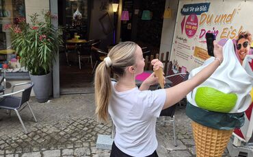 Einer von zwölf Stationen: Der Insta-Fotospot bei der "Sahra Eisdiele" in der Gottlieb-Daimler-Straße.